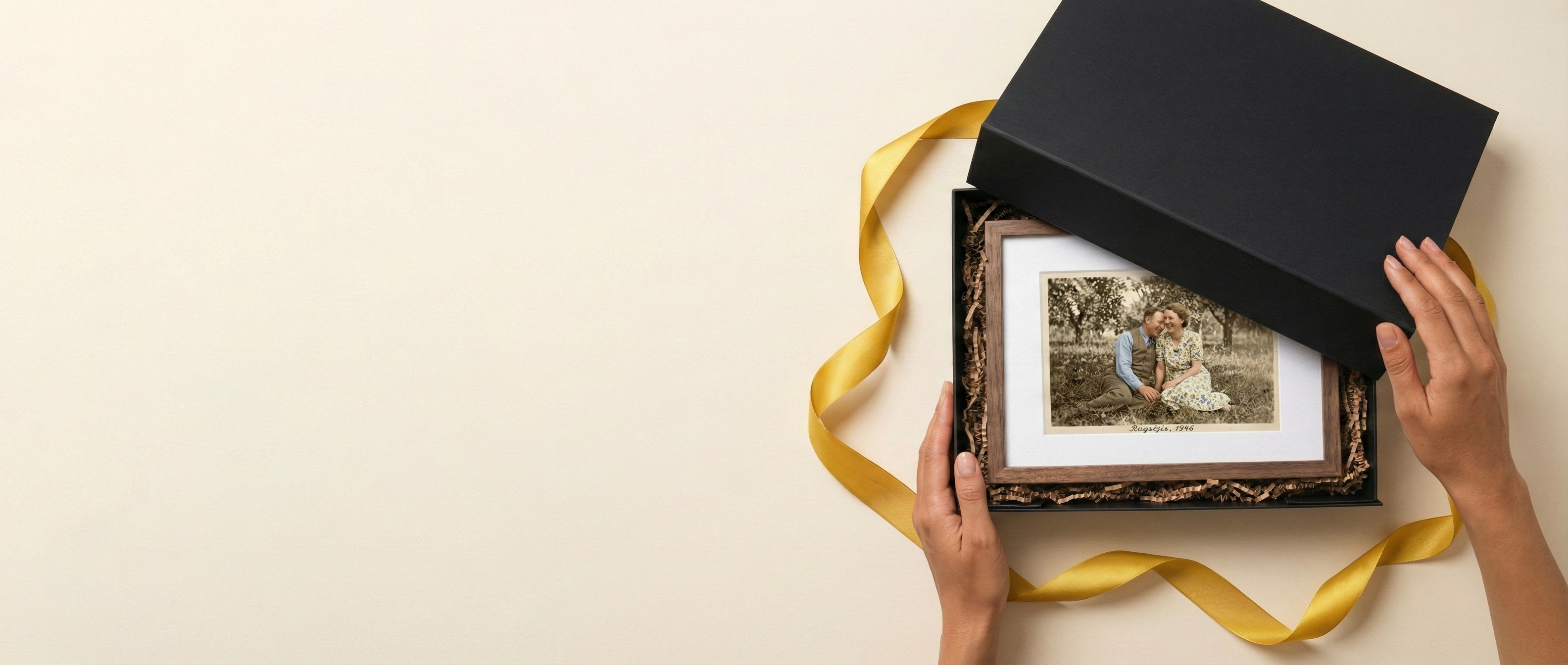 Išpakuojama atkurtos nuotraukos dovana.