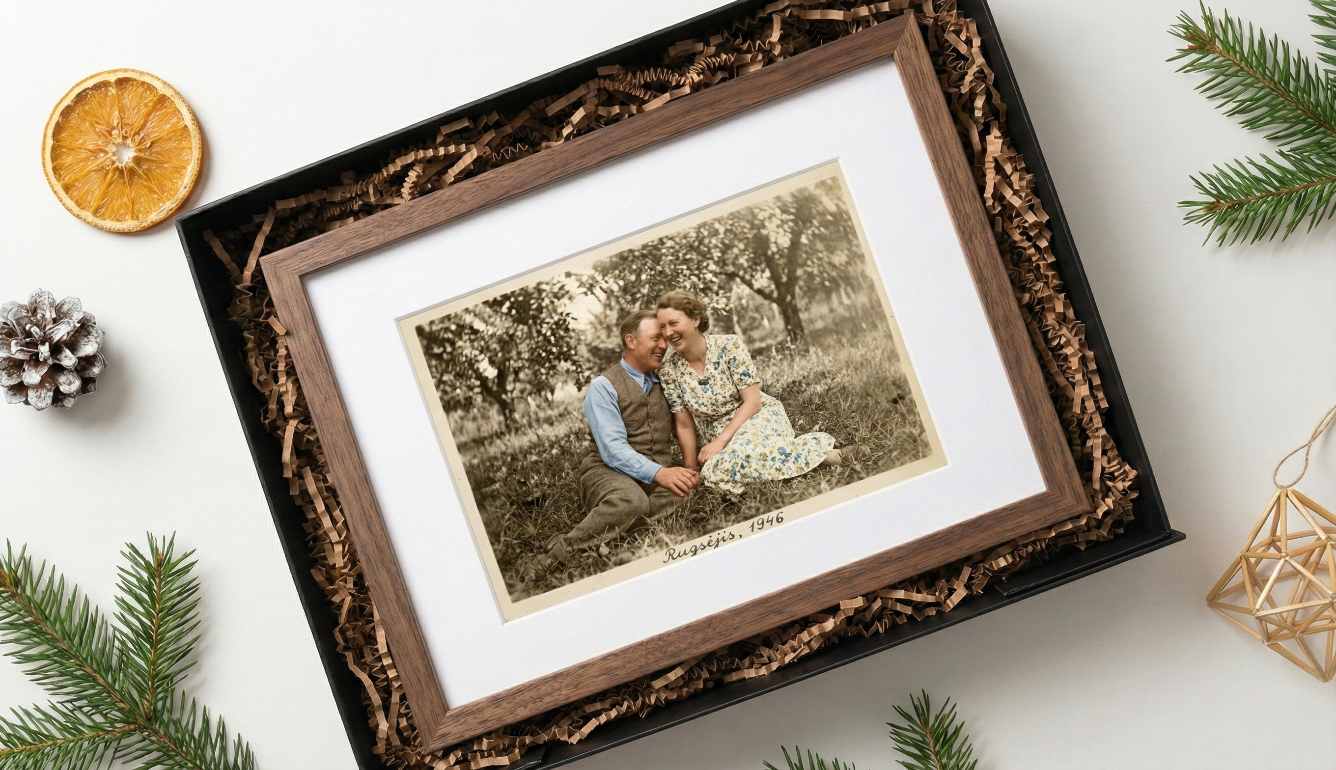 Atkurta nuotrauka įpakavimas, restauruota nuotrauka rėmelyje.